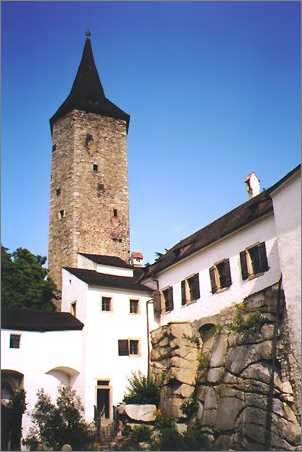 hradní nádvoří s věží